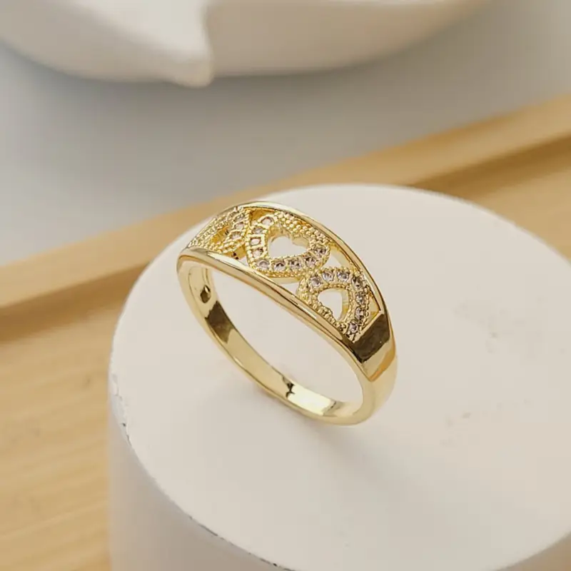 Anel de corações vazados cravejados de zircônia, folheado a ouro 18k, foto da loja UseLírios
