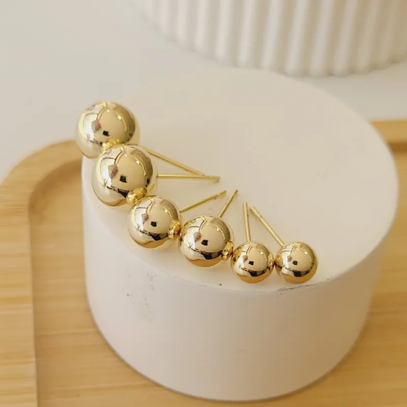 Brinco bola lisa, três tamanhos, folheado a ouro 18k, foto da loja UseLírios