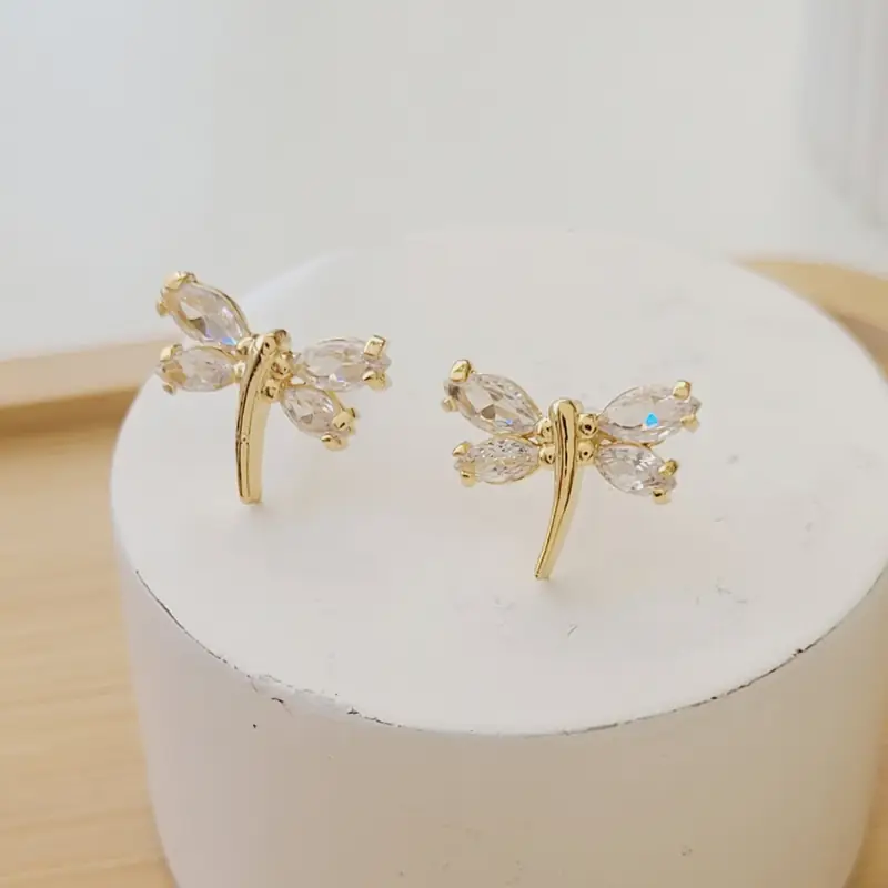 Brinco libélula de zircônia, folheado a ouro 18k, foto da loja UseLírios