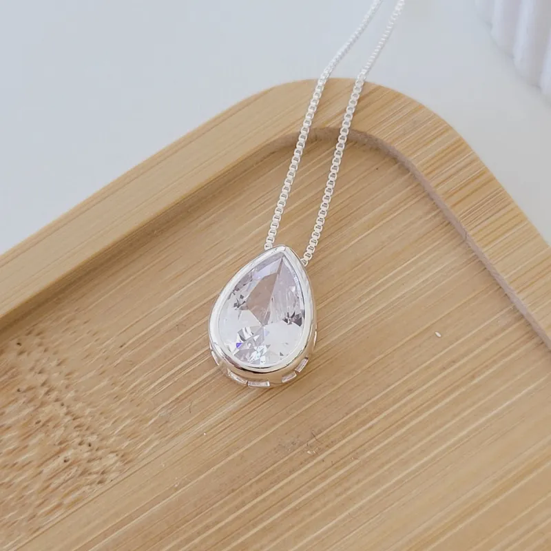 Colar gota com pedra grande de zircônia, folheado a prata, foto da loja UseLírios