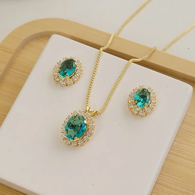 Conjunto colar e brinco de pedra oval verde, no banho de ouro 18k, foto da loja UseLírios