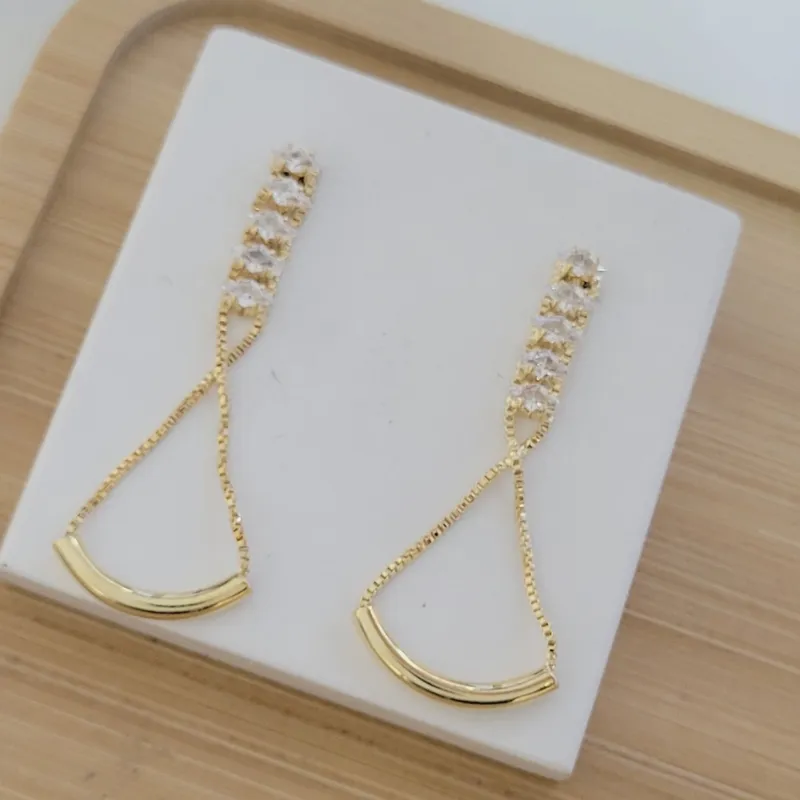 Brinco leque com pedras de zircônia, banho de ouro 18k, foto da loja UseLírios