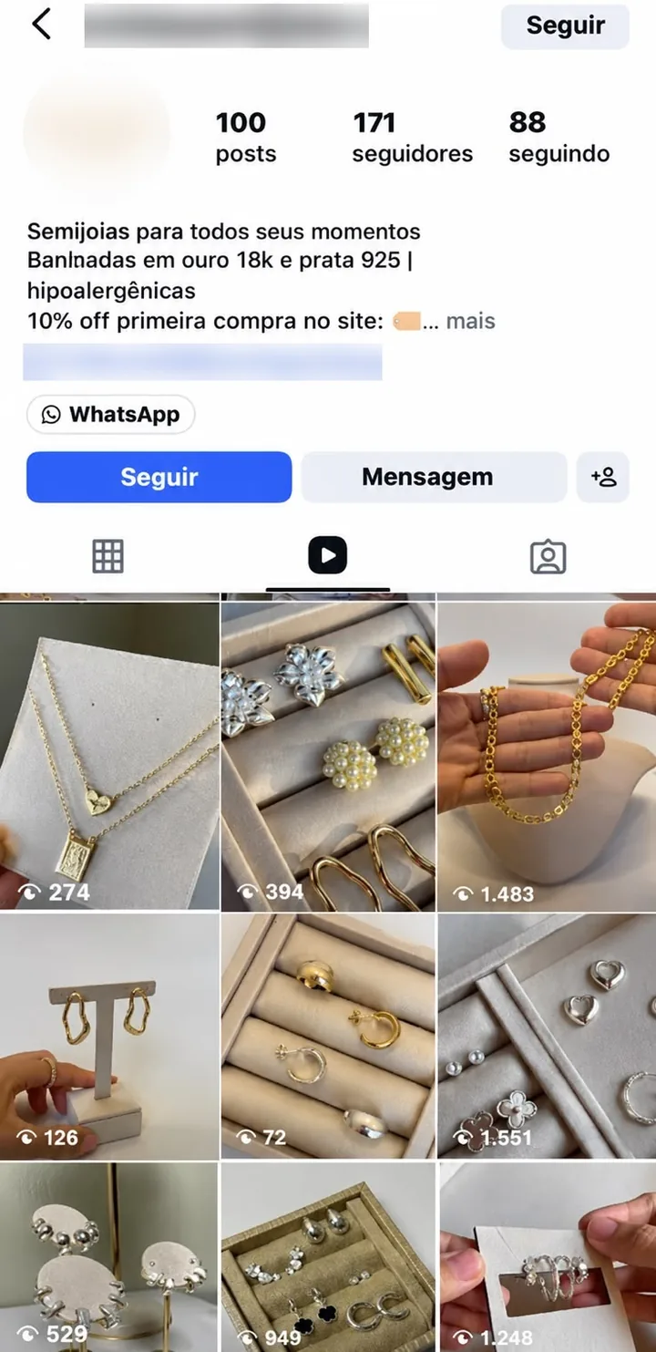 Página do Instagram de uma revendedora, com colares, brincos e anéis nos vídeos (nome, logo e link borrados)