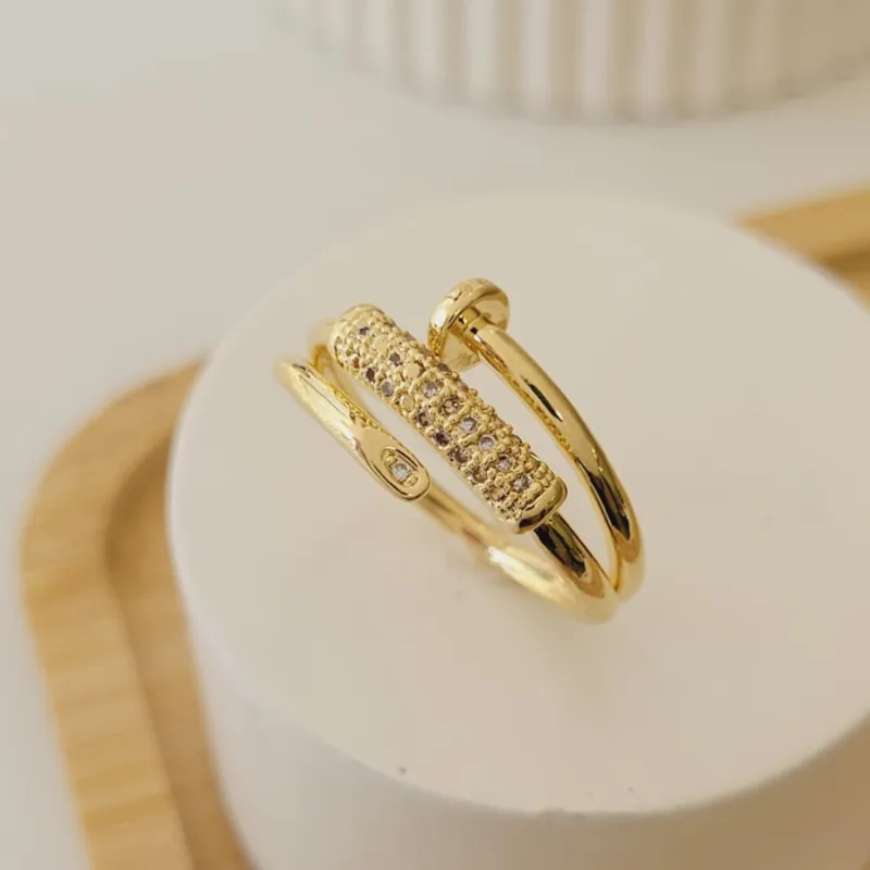 Anel prego cravejado de zircônia, folheado a ouro 18k, foto da loja UseLírios